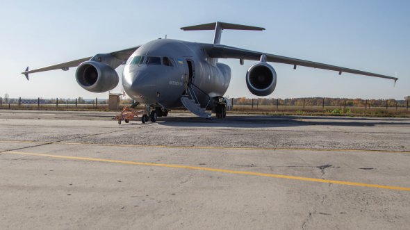 Ан-178 - турборективний ближнемагистральный транспортный самолет. Первый полет совершил 7 мая 2015 года.  Созданный для замены военно-транспортных самолетов предыдущего поколения Ан-12, Ан-26 и Ан-32.  Грузоподъемность 15-18 тонн, (два стандартных морских контейнера). Крейсерская скорость 825 км / ч, высота полета - 12 км, дальность полета - 5,5 тыс. Км. Самолет способен садиться и взлетать с любых аэродромов, в том числе с грунтовым покрытием.