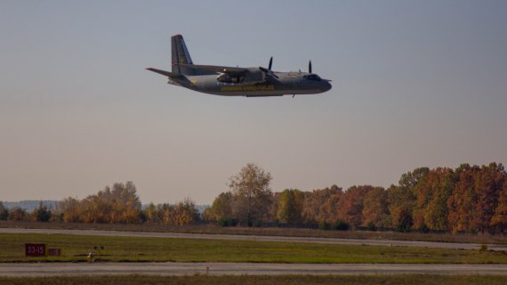 Ан-24 в комплектации для перевозки высшего военного руководства государства и международных делегаций делает проход над ЗПП «Киев-Антонов-2»