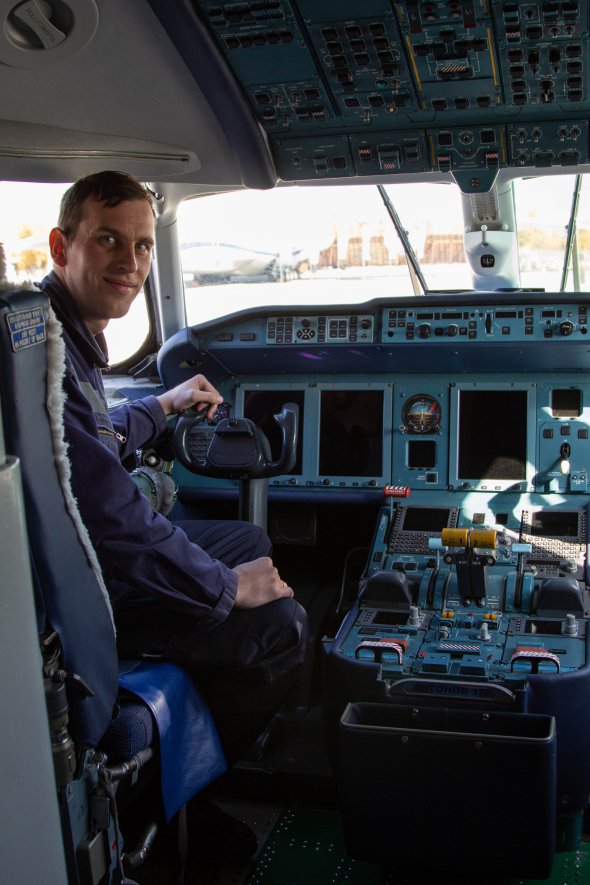 Технік ДП "Антонов" в кабіні літака Ан-178