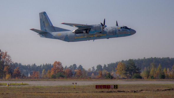 Низький прохід літака Ан-26, «Везунчик», відновленого після консервації в березні 2016-го  силами волонтерського проекту «Крила Феніксу» та фахівців ДП «АНТОНОВ»