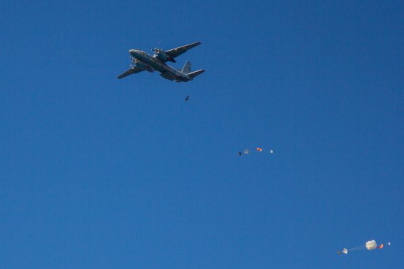 Ан-26 скидає точно у визначений квадрат вантажі на парашутних системах