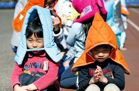 Дітей вчать поводженню під час землетрусу в токійській початковій школі. Капюшони мають захистити їх від уламків. Навчання проводять щороку