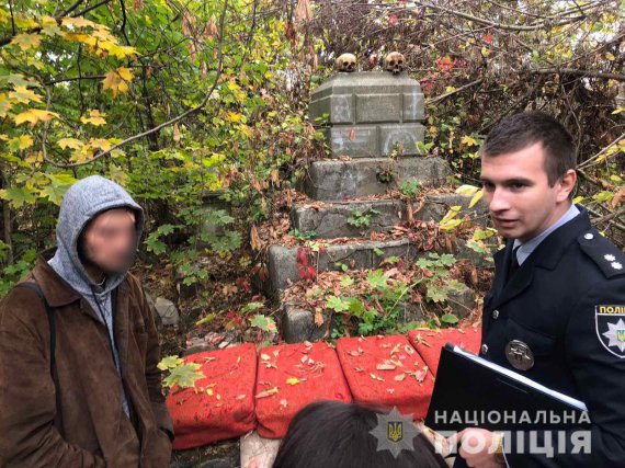 У Миколаєві   затримали  21-річного чоловіка, який розносив містом давні людські черепи
