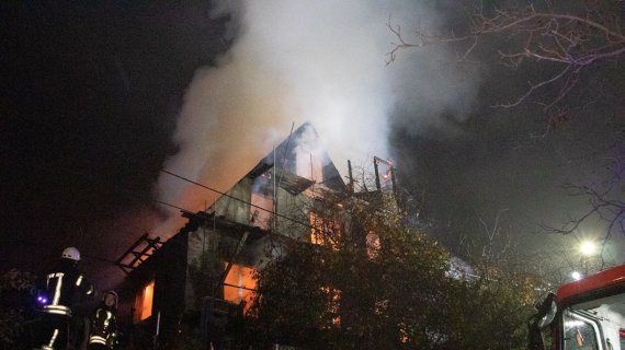 В Киеве горел частный 3-этажный дом по ул. Новомостицкой, 4. Никто не пострадал