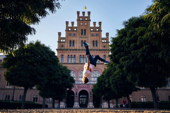 Александр Титаренко продемонстрировал трюки паркура и фрифану в Черновицком университете. Фото: Red Bull