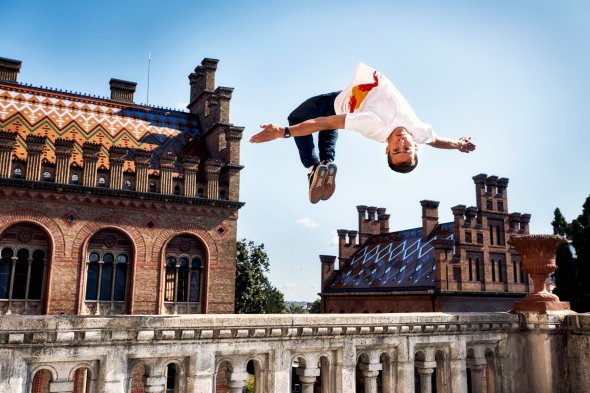 Олександр Тітаренко продемонстрував трюки паркуру та фріфану в Чернівецькому університеті. Фото: Red Bull 