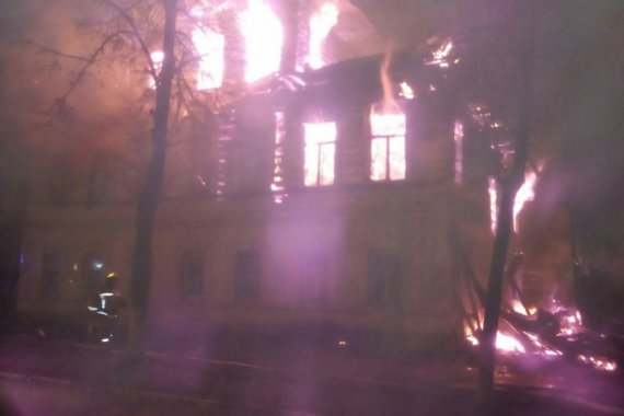 Будинок на вулиці Ленінська, 13, загорівся о 4 ранку, коли всі спали. Час короткий час полум'я охопило весь дерев'яний другий поверх і надбудову
