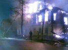 Будинок на вулиці Ленінська, 13, загорівся о 4 ранку, коли всі спали. Час короткий час полум'я охопило весь дерев'яний другий поверх і надбудову