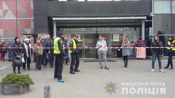 У Харкові біля супермаркету розстріляли двох чоловіків.  Один з них помер