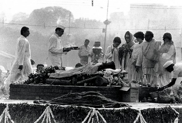 Син Індіри Ганді Раджив розпалює вогонь під тілом матері на березі річки Ямуна у Нью-Делі 3 листопада 1984 року. Проводить традиційний поховальний обряд