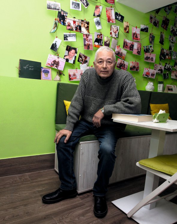 Володимир ПАНЧЕНКО, 65 років, письменник, літературознавець. Народився 2 вересня 1954 року в селі Демидівка Любашівського району Одеської області. Закінчив філологічний факультет Одеського університету імені Іллі Мечникова. Шість років там викладав. 1984-го влаштувався в педінститут у Кіровограді – тепер Кропивницький. Очолював обласну письменницьку організацію. 1990-го обраний депутатом Верховної Ради першого скликання. Працював у комісії з питань культури й духовності. У 2001–2014 роках керував Центром досліджень сучасної літератури при Києво-Могилянській академії. Засновник літературного порталу ”ЛітАкцент”. Доктор наук. Дисертація присвячена творчості Володимира Винниченка. Учасник ініціативної групи ”Перше грудня” – об’єднання, створеного інтелектуалами й громадськими діячами 2011 року, у 20-ту річницю референдуму за незалежність України. Жив у селищі Стеблів під Корсунем-Шевченківським на Черкащині. Любив готувати, особливо добре вдавалися солянка і чанахі. Подорожував Україною. Дружина Людмила – редакторка. Син Ярослав – історик, донька Олеся – дизайнерка. Мав двох онучок. Помер 14 жовтня 2019 року від раку шлунка. Прощання, згідно із заповітом, відбулось у Кропивницькому, біля пам’ятника Володимирові Винниченку