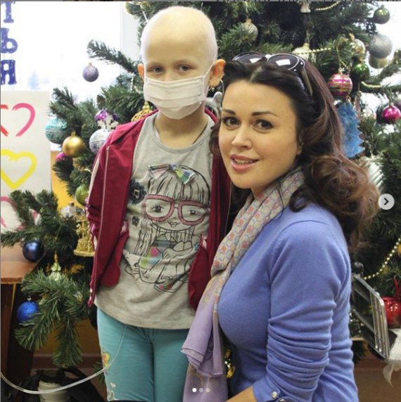 Анастасія Заворотнюк давно допомагала дітям хворим на рак.