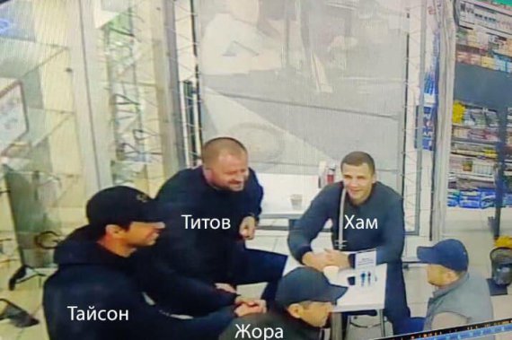 Олексій Тітов із Георігєм Ісаковим та Володимиром Борохом сидів у кафе. Пізніше між чоловіками виник конфлікт і вони відкрили перестрілку