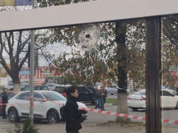 В Харькове у супермакета произошла бандитская перестрелка. В результате один из участников был убит. Еще один - получил ранения. Третий подорвал себя гранатой при задержании