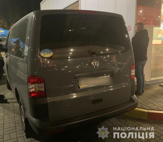 У селі Софіївська Борщагівка на Київщині викрали 30-річного чоловіка. Бандити представилися правоохоронцями. Відібрали гроші та примусили написати боргову записку на тис