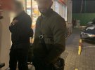 У селі Софіївська Борщагівка на Київщині викрали 30-річного чоловіка. Бандити представилися правоохоронцями. Відібрали гроші та примусили написати боргову записку на тис