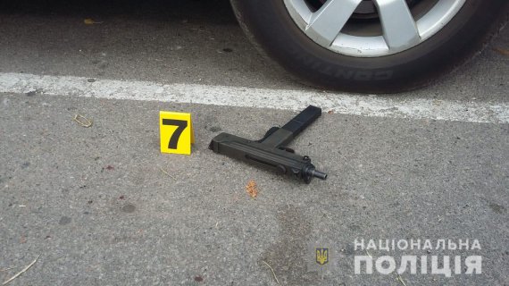 У Харкові біля супермаркету внаслідок перестрілки загинув чоловік, ще один  зазнав поранень.  Третій  стрілок підірвався на гранаті