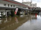 На сході Японії зливові дощі викликали повені і зсуви. 