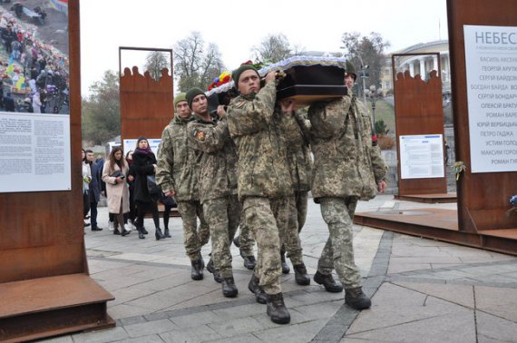 На Майдані Незалежності попрощалися із загиблим ветераном Віктором Дегтярьовим. Фото: Цензор.нет
