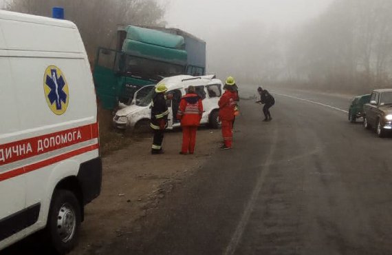 На автодороге «Житомир-Черновцы» столкнулись грузовик DAF и Volkswagen Caddy. В последнем ехала семья. Выжил только 10-летний парень