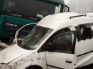 На автодорозі «Житомир-Чернівці»    зіткнулися вантажівка DAF і  Volkswagen Caddy. У останньому їхала родина. Вижив тільки 10-річний хлопець