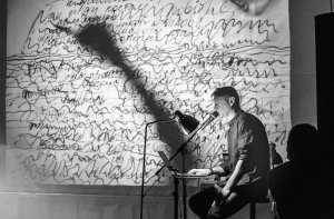 Сергій Жадан читає вірші на тлі художніх імпровізацій Ольги Михайлюк. Вона малює залежно від настрою поезії