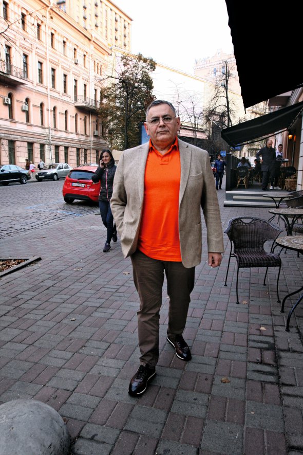 Карл ВОЛОХ, 60 років, бізнесмен, публіцист. Народився в 8 грудня 1958 року в Чернівцях. Жив у Івано-Франківську, Львові. Закінчив відділення журналістики Українського поліграфічного інституту. Працював у газеті ”Молодь України”. 1990-го емігрував до Ізраїлю. Вивчив іврит. Мав страховий бізнес. Підробляв перекладачем з івриту та англійської для російськомовних видань. У молдовському Кишиневі відкрив кондитерську фабрику, ресторани, рекламну агенцію. ”1998 року стало менше грошей і більше стрільби. Почався серйозний бандитський переділ. Втратив шістьох друзів”. Через рік переїхав до Києва. Відкрив клініку ”РоміТаль” – на честь доньок Ромі й Таль. Старша – офіцер ізраїльської армії, молодша закінчує школу. Любить куховарити. Улюблена страва – плов