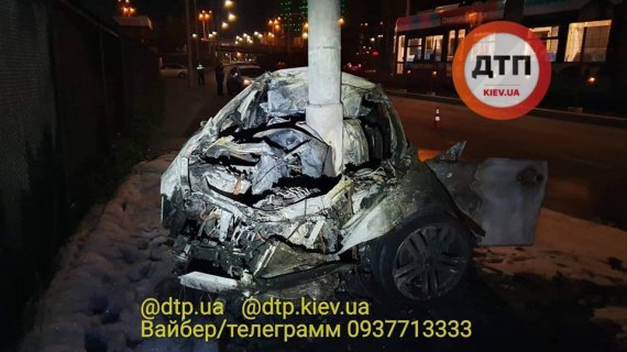 В Киеве на Борщаговской BMW влетел в столб и загорелся. Водитель - в реанимации
