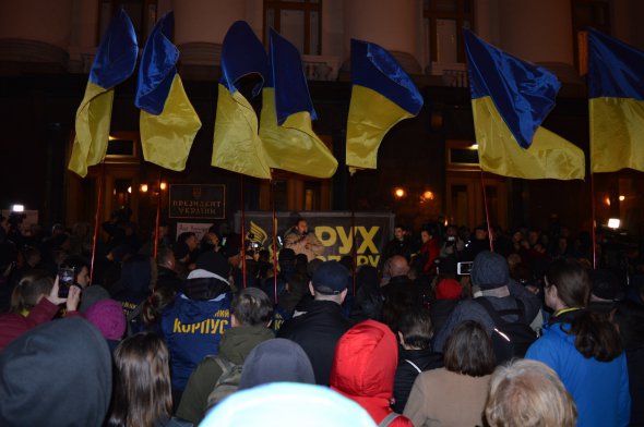 Українців обурила новина про відведення військ - вийшли під будівлю Офісу Президента