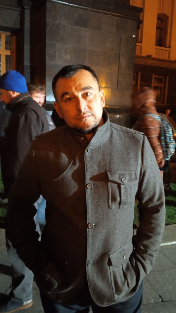 Українців обурила новина про відведення військ - вийшли під будівлю Офісу Президента