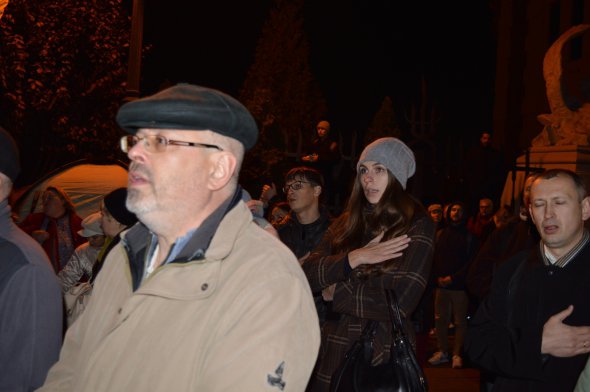 Українців обурила новина про відведення військ - вийшли під будівлю Офісу Президента