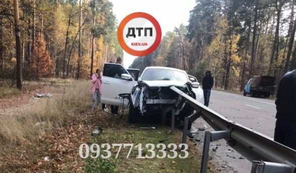 Під Києвом   позашляховик нанизало на відбійник