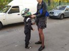 Мать Лилия Ковалевская помогает Игорю надеть шлем