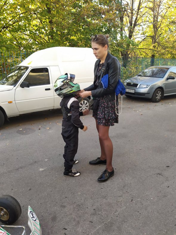 Матір Лілія Ковалевська допомагає Ігорю вдягти шолом