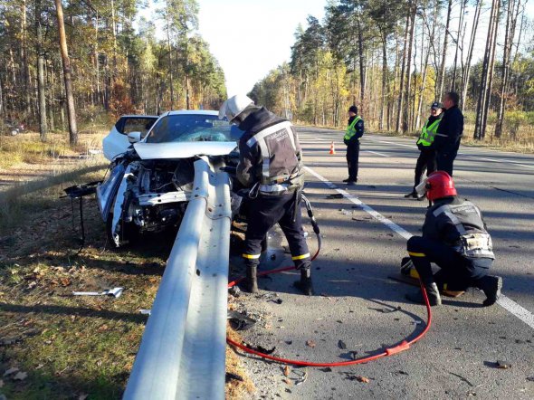 Під Києвом водій   Nisan JUKE не впорався з керуванням та  влетів у  металевий відбійник