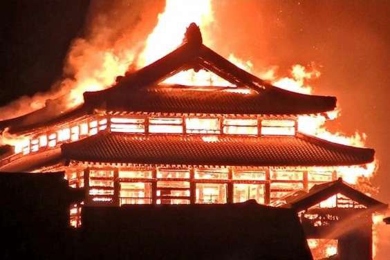В Японии полностью сгорел замок Сюри
