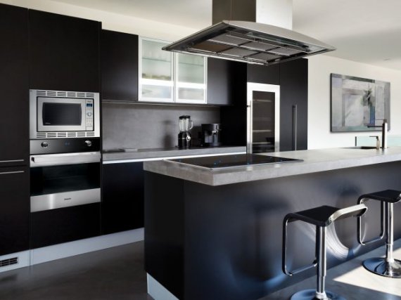 Черные кухонные гарнитуры — один из современных трендов.