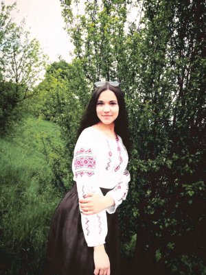 Наталія Цар із села Криве Підволочиського району на Тернопільщині була єдиною донькою в батьків. Після закінчення дев’яти класів вступила до торгово-економічного коледжу