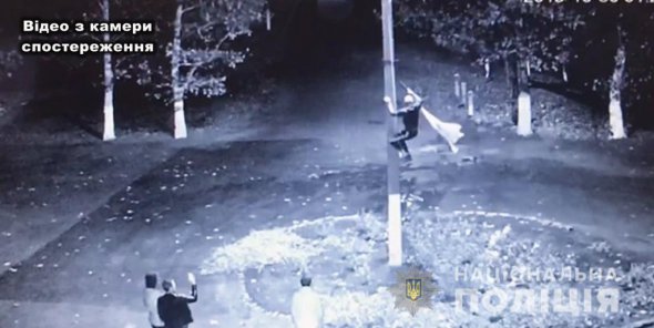 В селе Ильинка в Одесской области 23-рычний человек сорвал государственный флаг и вытер об него ноги