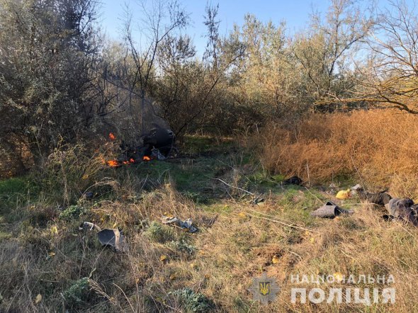 В Одесской области 31-летний водитель Renault не справился с управлением и съехал на обочину. Там столкнулся с деревом и автомобыль загорелся