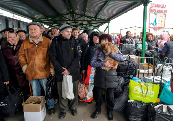 Люди стоять біля пункту пропуску в селищі Станиця Луганська, щоб перейти на територію самопроголошеної Луганської Народної Республіки, 24 жовтня 2019 року