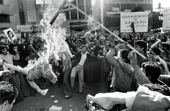 Іранці палять опудало "дядька Сема" – узагальненого образу американця – біля посольства США в Тегерані 13 листопада 1979 року. Зібралися на підтримку бойовиків, які захопили дипломатичне представництво й заручників