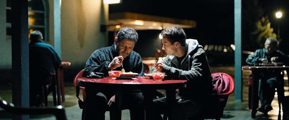 Ахтем Сеітаблаєв (ліворуч) і Ремзі Білялов у фільмі ”Додому” зіграли батька й сина. Вечеряють у придорожньому кафе. Везуть на окупований півострів тіло загиблого на Донбасі старшого сина, за сюжетом