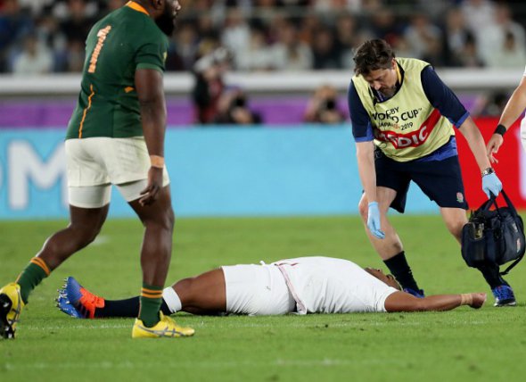 У защитника англичан Кайла Синклера (лежит) врачи заподозрили сотрясение мозга уже на второй минуте финала Кубка мира