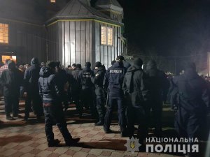 В Чернівецькій області парафіяни побилися за церкву. Фото: Нацполіція