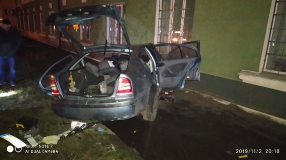 В Тернополе легковушка снесла  столб и врезалась  в дом. Водитель погиб, его пассажир - в больнице