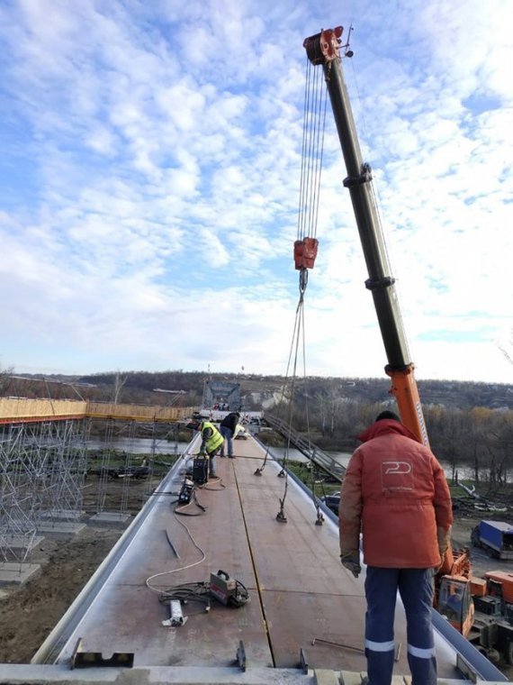 Завершена укладка металлоконструкций моста в Станице Луганской