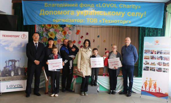 Китайська компанія LOVOL і український дистриб'ютор сільгосптехніки "ТЕХНОТОРГ" провели благодійну акцію в селі Крива Балка з метою підтримки сільського населення України