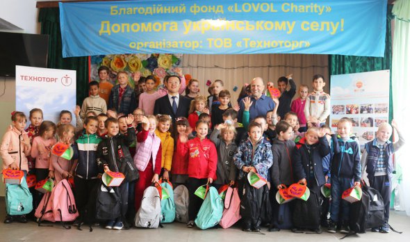 Китайская компания LOVOL и украинский дистрибьютор сельхозтехники "Техноторг" провели благотворительную акцию в селе Кривая Балка с целью поддержки сельского населения Украины