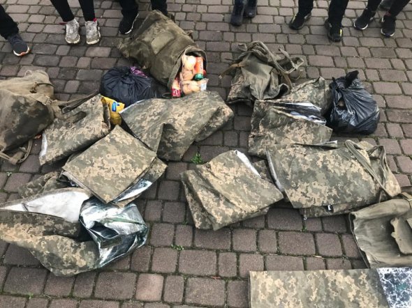 Незаконні мігранти мали при собі маскувальні накидки й імітатор сліду дикої тварини.